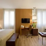 ستارهوتيلز ريتس ميلان